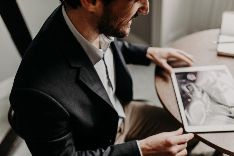 Homme avec une tablette