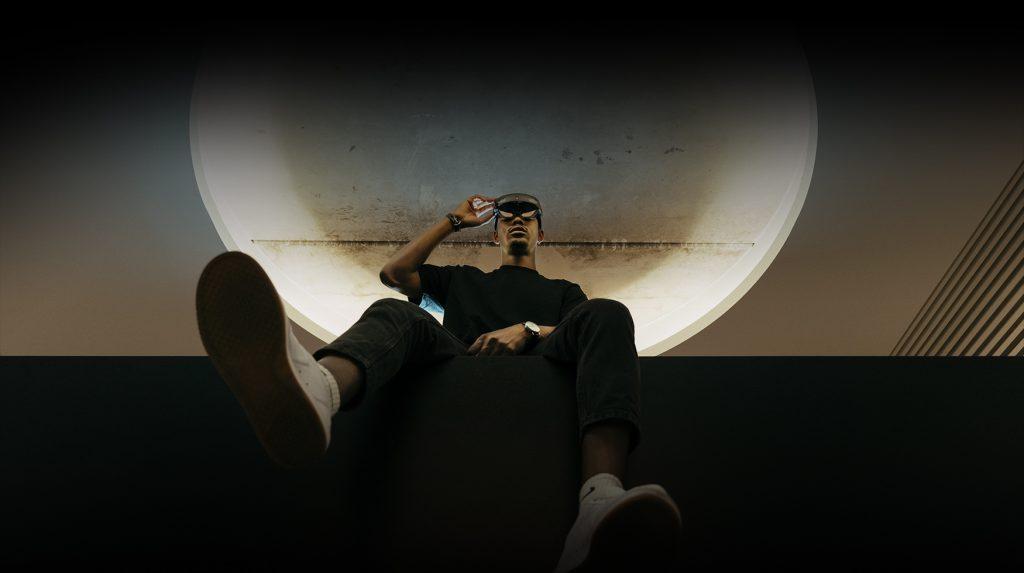 Une homme assis sur une estrade avec un casque VR