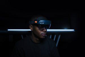 Un homme avec un casque VR