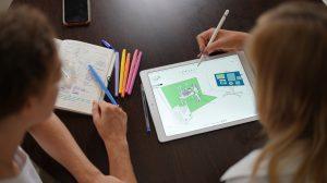 Travail en binôme sur une tablette graphique