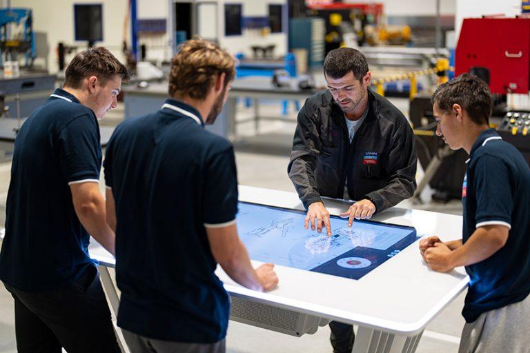 Étudiants autour d'une table immersive Learning Immersion