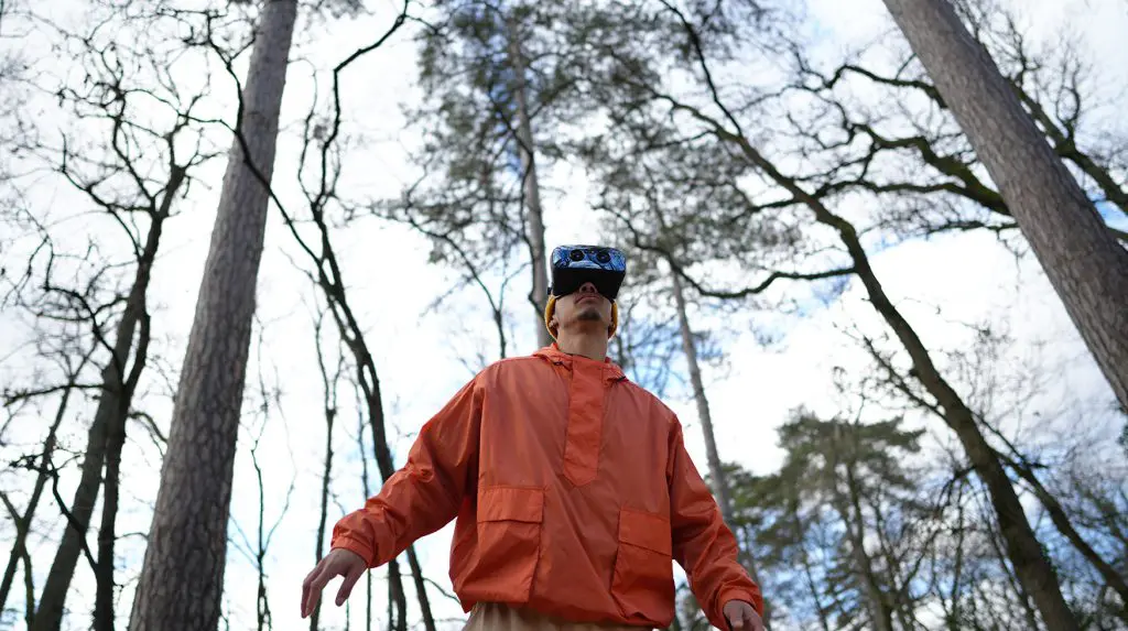 Un homme avec casque VR immersion