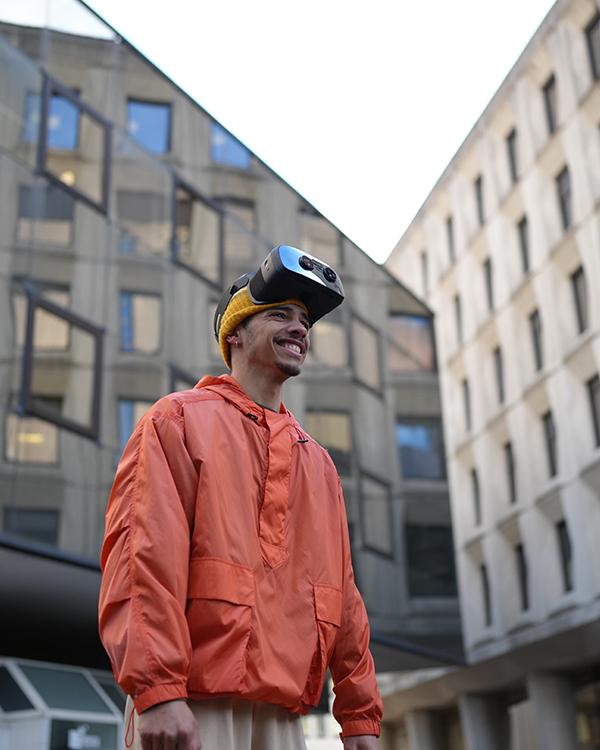 Un homme avec casque VR immersion