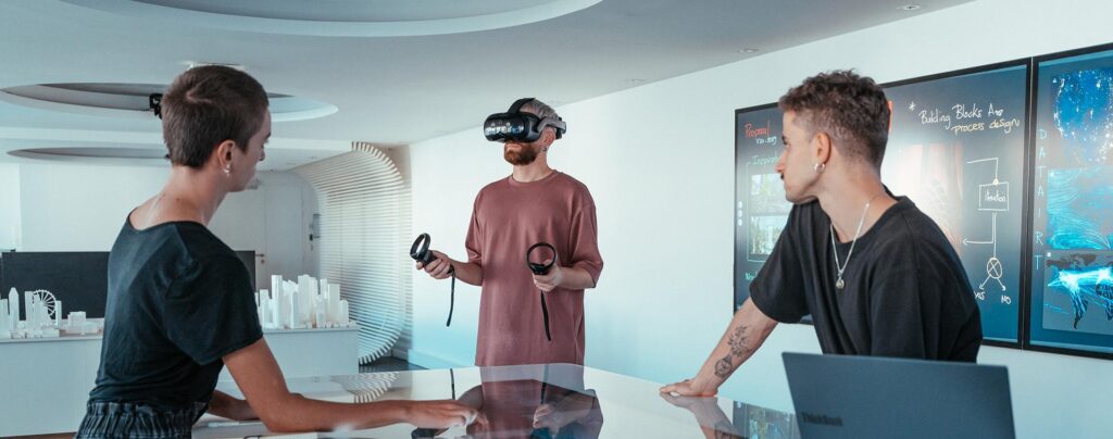 Equipe collaboration meetiiim et casque XR de HTC