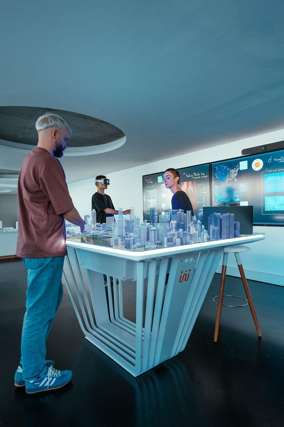Présentation d'une maquette urbaine 3D sur table Shariiing avec mur d'images et casque XR