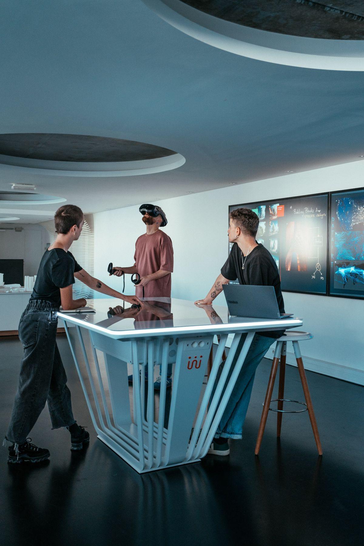 Mixed reality 3D model review around a Shariiing table